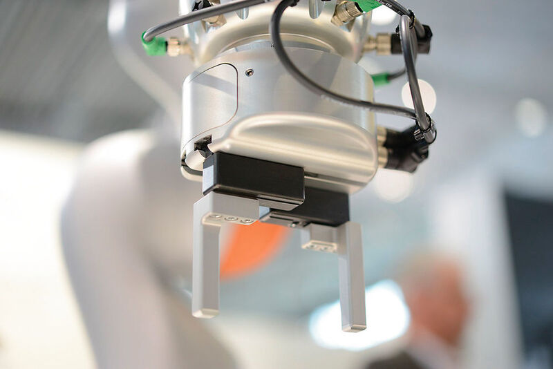 Die Greiferserie R800 wurde von der Zimmer Group in Zusammenarbeit mit Kuka Systems entwickelt und ist für den Einsatz mit dem Kuka LBR iiwa 7 R800, LBR iiwa 14 R820 und Kuka Flex Fellow prädestiniert. (Zimmer Group)