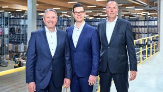 Das neue Führungstrio der logistischen Dienstleistungen im Duisburger Hafen stellt sich vor (v.l.): Volker Grzybowski, Julian Schneider und Peter van Ling. Sie berichten direkt an Duisport-COO und -CTO Lars Nennhaus. (Bild: Duisport)