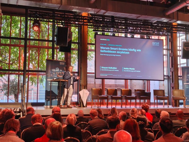 Carsten Schmid moderiert erneut die Veranstaltung und eröffnet einen Tag voller Gespräche, Vorträge und Panels zu Themen wie intersektoraler Versorgung, Hospital at Home, FHIR sowie Daten und KI im Gesundheitswesen. (Bild: © Serina Sonsalla)