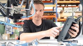 Jan Markvart testet das Ketop Safe Wireless in der Produktion. (Bild: Keba Industrial Automation GmbH)