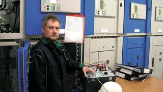 Erich Wollny kümmert sich um die Erstinbetriebsetzung von Neuanlagen bei EVU und Industriekunden und diversen Stadtwerken. (Bild: Siemens)