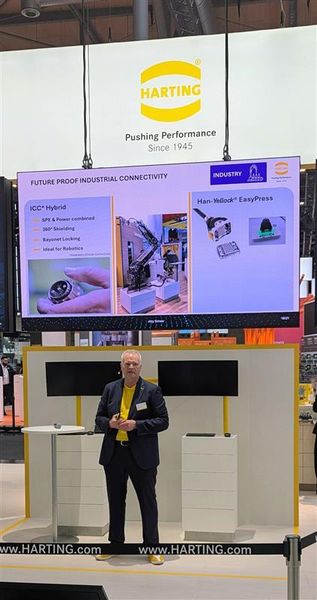 Jörg Scheer, Senior Vice President Market, zeigt bei Harting neue Rund- und Rechtecksteckverbinder für Robotik-Anwendungen. Im Fokus steht deren Modularität und die damit verbundene Flexibilität für Anwender. (Bild: Sandra Häuslein/VCG)