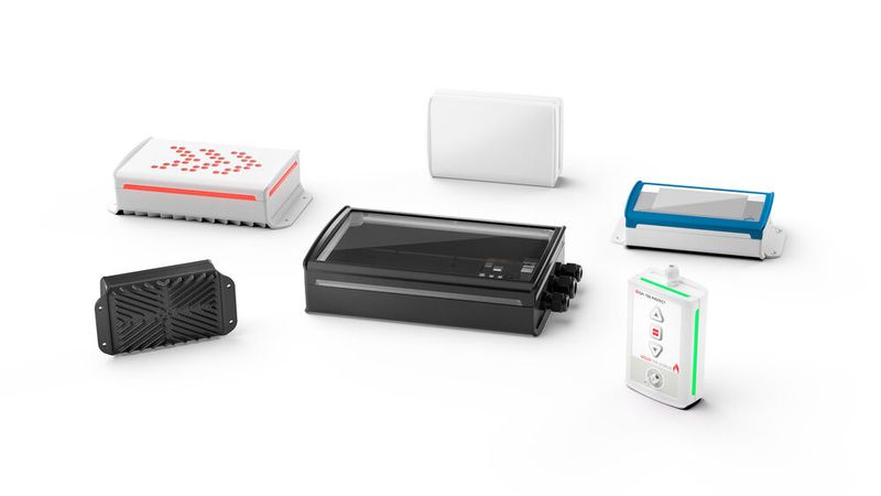 Bopla (Halle 1, Stand 410) zeigt das modulare Elektronikgehäuse BoVersa in neuen Größen und erstmals mit Aluminiumabdeckung. Das dreiteilige Gehäusekonzept kombiniert flexible Design- und Integrationsmöglichkeiten mit einem symmetrischen Kühlrippen-Design für effizientes Wärmemanagement in Embedded- und Wireless-Anwendungen. (Bild: Bopla)