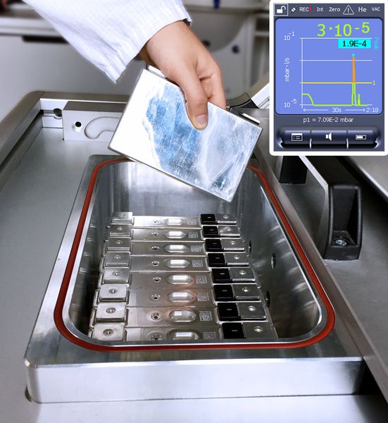 Labor-Vakuumprüfung an prismatischen Batteriezellen. (Inficon)