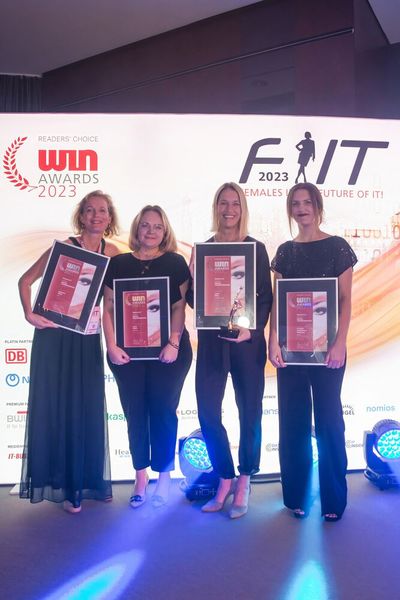 Die Gewinnerinnen aus dem Bereich »Women in IT« | Kategorie »Digital Transformation«. Dr. Sarah Henkelmann-Hillebrand (Silber), Katharina Vollus (Silber), Laura Möhle (Gold) und Laura Roth (Platin). (Bild: www.hamann.photo)
