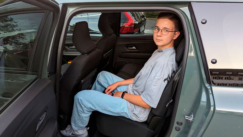 3. Das Platzangebot: Besonders interessant für Familien ist natürlich der Rücksitzraum. Der ist bei beiden Fahrzeugen (hier der Dacia) ordentlich, aber nicht generös. Die Klapptische schränken die Beinfreiheit überdies ein, ohne viel Nutzen zu bringen.  (Bild: Rosenow – VCG)