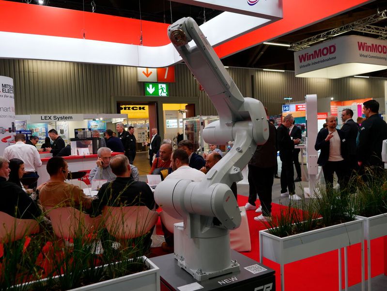 Eine Premiere hatte Mitsubishi Electric im Gepäck: Melfa RV-12CRL-D-S15 hat 1504 Millimeter Reichweite und kann mit einer Nutzlast bis 12 Kilogramm arbeiten.  (Bild: Sandro Kipar/VCG)