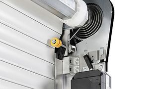 Das neue Rolltor SB hat einen Federausgleich und soll in zwei Stunden montiert sein.  Bild: Hörmann (Archiv: Vogel Business Media)