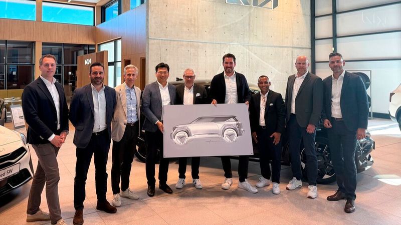 Sie feierten die Eröffnung des Kölner Kia-Betriebs: (v. l.) Michael Damrath, District Manager Sales, Kia Deutschland; Benedikt Bucher, Director Sales, Kia Deutschland; Miguel Zas, Director Retail Network Development, Kia Deutschland; Jong Kook Lee, Präsident Kia Deutschland; Frank Levy und Frank Ulf Perez, beide Vorstand Levy Holding; Bajram Bekirovski, Geschäftsführer Levy Motor Company Rheinland; Thomas Djuren, Geschäftsführer Kia Deutschland; und Sebastian Lorenz, Manager Retail Network Development, Kia Deutschland. (Bild: Kia)