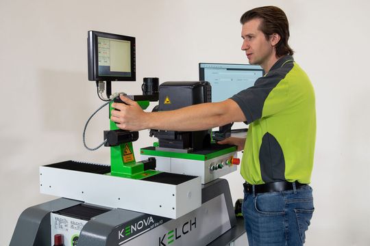 Mit dem von Kelch neu entwickelten Werkzeug-Einstellsystem Kenova set line H343 kommen auch Einsteiger in den Genuss des voll vernetzen Einstellprozesses, den es zuvor nur bei Premiumgeräten gab. Mit dem von Kelch neu entwickelten Werkzeug-Einstellsystem Kenova set line H343 kommen auch Einsteiger in den Genuss des voll vernetzen Einstellprozesses, den es zuvor nur bei Premiumgeräten gab.