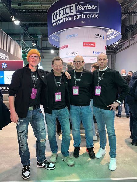 Das Office Partner Management Team (v. l.) Sven Osterholt, Peter Pölling, Hermann-Wilhelm Wantia u. Andre Buddendick weiss - die zwei Messetage werden gigantisch gut. (Bild: Vogel IT-Medien GmbH)