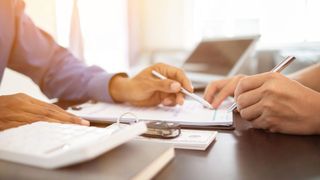 Wer nach einem Haftpflichtschaden ein Ersatzfahrzeug verkauft, sollte die rechtlichen Feinheiten rund um die Schadenregulierung kennen. (Bild: © thatinchan - adobe.stock.com)