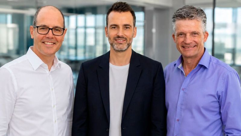 (v. l.) Andreas Fresi (Leiter Business Unit Steps Solutions), Dominik Hartmann (CEO Softengine), und Ekkehard Ziesche (Leiter Business Unit Steps Solutions) feiern die gemeinsame Fusion.(Bild:  Softengine)