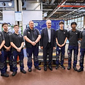 Bundespräsident Guy Parmelin zusammen mit Lernenden und Mitarbeitenden der Agathon AG in Bellach beim «Tag des Familienunternehmens».(Bild:  Agathon AG)