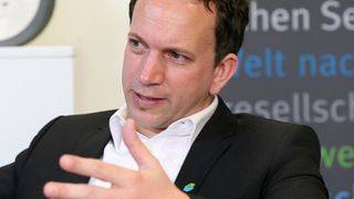 Imat-uve Geschäftsführer Hans Peter Schlegelmilch: „Unsere Kunden möchten zuverlässige, langfristige Partnerschaften und weltweit gleich hohe Qualität. Dieses Versprechen lösen wir zukünftig auch in Shenyang ein.“ (Foto: Imat-uve)