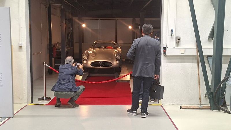 Nur mit einer gewissen Distanz in Augenschein zu nehmen: das teuerste Auto der Welt.  Am 5. Mai 2022 verkaufte Mercedes-Benz den 300 SLR, genannt das Uhlenhaut Coupé, für einen Rekordbetrag von 135 Millionen Euro. Aktuell weilt der Wagen für Wartungsarbeiten im Classic Center. (Bild: Dominsky – VCG)