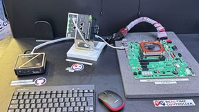 x86 trifft adaptive Logik: Auf der Messe demonstriert AMD die industrielle Vernetzung eines Node-RED-Gateways (links) mit Zynq-UltraScale+-Controllern (Mitte) und einer Soft-SPS auf Basis der Ryzen AI P100 Serie (rechts). (Bild: Manuel Christa)