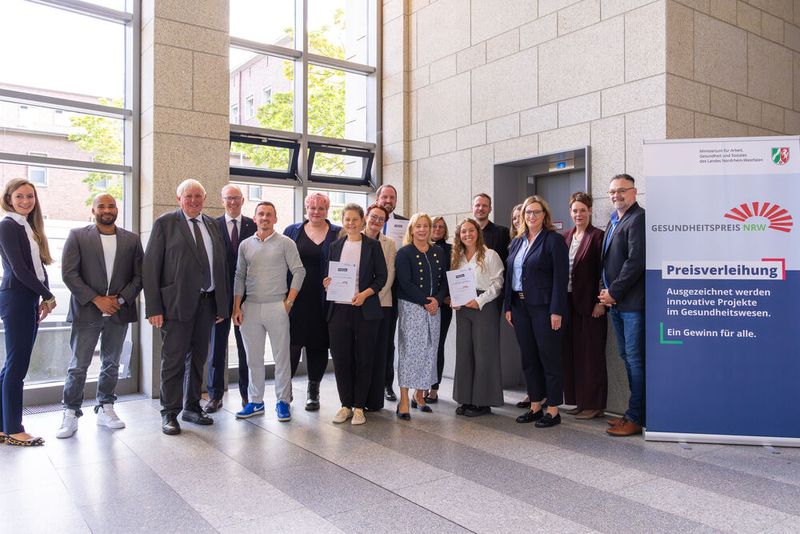 NRW-Gesundheitsminister Laumann (3.v.l.): „Es ist wichtig, dass wir die Digitalisierung für eine gute und effiziente Versorgung in Gesundheitswesen und Pflege weiter vorantreiben.“(© Foto:  MAGS NRW)