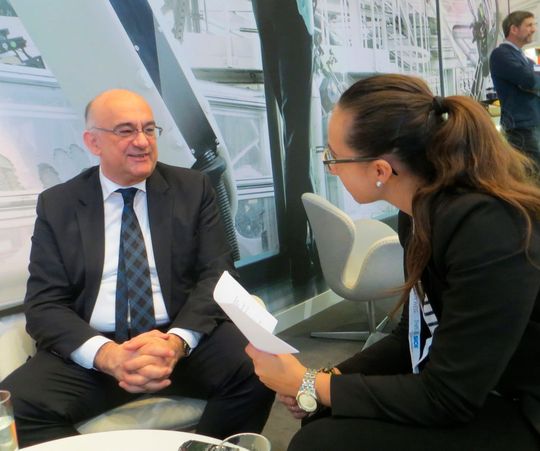 v.l. Dr. Robert Bauer, Vorstandsvorsitzender von Sick, und Sariana Kunze, Redakteurin von elektrotechnik AUTOMATISIERUNG, beim Interview auf der Hannover Messe 2016. v.l. Dr. Robert Bauer, Vorstandsvorsitzender von Sick, und Sariana Kunze, Redakteurin von elektrotechnik AUTOMATISIERUNG, beim Interview auf der Hannover Messe 2016.