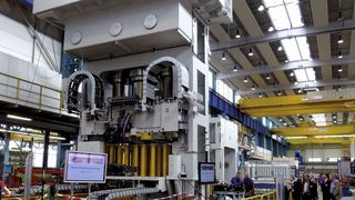 Mit der neuen hydraulischen Presse für faserverstärkte Kunststoffe (CFK) will der Pressenbauer Schuler seine Tadition im automobilen Leichtbau nach Warmumformung und IHU fortsetzen.  (Bild: Kuhn)