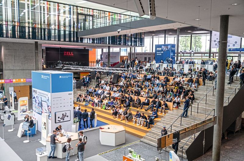 Die «AMB Stage» ist zentraler Treffpunkt für den fachlichen Austausch – auch 2026 bietet sie ein praxisnahes Vortragsprogramm zu den Fokusthemen der Messe. (Bild: Valentin Marquardt)