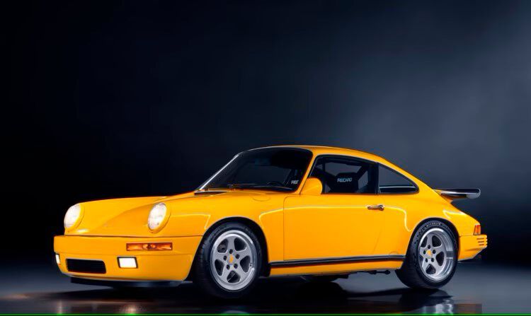 Auf die beträchtliche Summe von 6.055.000 USD und damit auf Platz 6. der Hitliste von Classic-Anayltics, brachte es dieser „Yellowbird“ CTR von RUF; eines von nur 29 gebauten Exemplaren. Es ist einer von neun in der Farbe Blütengelb und verfügt über eine begehrte Leichtbau-Ausstattung mit optionalem Sechsgang-RUF-Getriebe. Der Zustand sei wie aus der Zeitkapsel - kein Wunder beu nur zwei Besitzern und weniger als 1.700 km auf der Uhr. (Bild: Gooding & Company)
