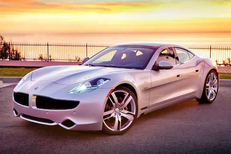 Bereits zu kaufen gibt es dagegen den Luxussportwagen Fisker Karma. Für 108.900 Euro bietet das Modell zusätzlich zum E-Antrieb einen 2-Liter Turbo-Benziner als Reichweitenverlängerer. (Foto: Fisker)