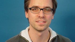 Dr. Malte Behrens hat sich mit seiner Arbeitsgruppe am FHI in Berlin das Ziel gesetzt, herauszufinden wie die chemische Hochzeit zwischen Kohlendioxid und Wasserstoff mit dem Katalysator als Heiratsvermittler funktioniert. (Bild: Fritz-Haber-Institut der Max-Planck-Gesellschaft, Berlin)