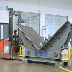 Ein weiterer Vorteil des Werkzeugwendesystems RUD Tecdos TM ist, dass es einfach per Hubwagen oder Stapler zum Einsatzort gebracht werden kann.(Bild:  RUD / Jensen)