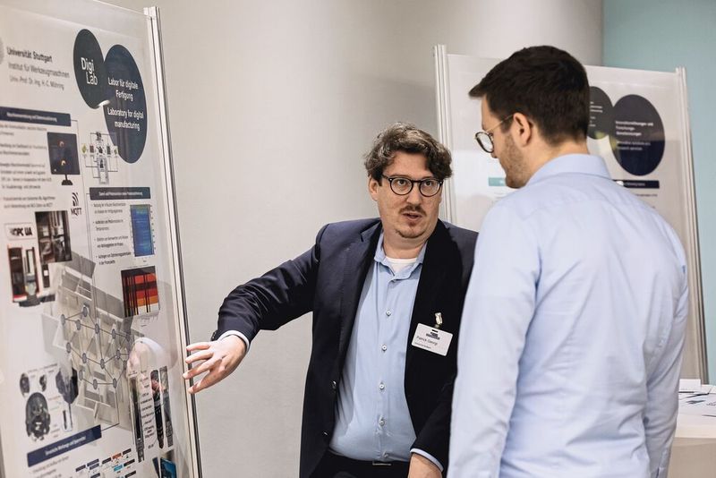 In den Pausen ging es in die Ausstellung.  (Bild: Stefan Bausewein)