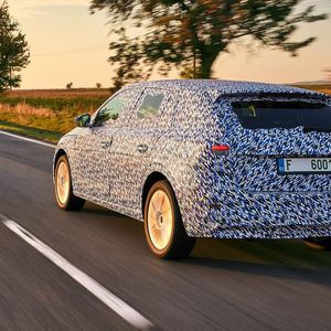 Derzeit gibt es aber nur getarnte Vorserienfahrzeuge zum Probefahren.(Bild:  Skoda)
