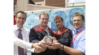 Sie freuen sich über eine schnelle Inbetriebnahme der neuen Ionenaustauscher-Produktionsstraße (von links): Dr. Michael Zobel, Leiter der Geschäftseinheit Ion Exchange Resins, Schichtmeister Jörg Reimann, sein Stellvertreter Armin Steins und Betriebsleiter Dr. Wolfgang Zarges.  (Bild: Lanxess)