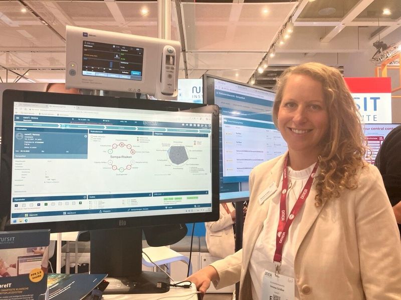 Verena Grüßer, Applikationsspezialistin bei der nursIT, stellte „careIT“ zur Ergänzung von KIS-Systemen vor. Die Software unterstützt bei der Pflegedokumentation – durch automatische Routineaufgaben, Planungsgestaltung mit KI und Risikoeinschätzungen.  (Bild: @ Serina Sonsalla)