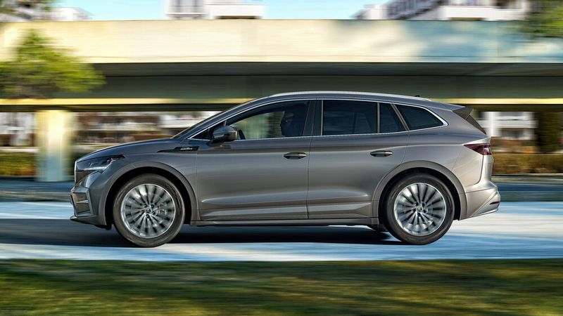 Seitenschweller und Stoßfänger sind in der Version L&K in Wagenfarbe lackiert, Fensterrahmen und Dachreling glänzen in Chrom. (Bild: Skoda)