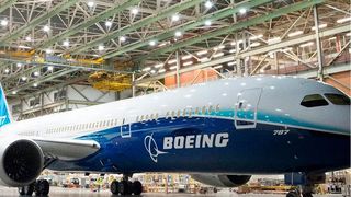 Beim Flugzeugbauer Boeing in Seattle und im Nordwesten der USA ruht die Montage, denn die Belegschaft streikt bereits seit einigen Wochen. Das ist für den krisengebeutelten Konzern eine weitere Belastung, die in die Milliarden gehen kann. Nun will man rund 10 Prozent der Stellen streichen. (Bild: Boeing)