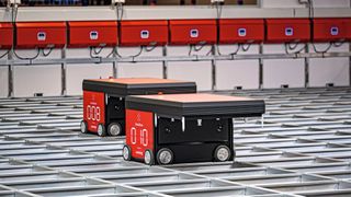 Das neue Autostore-Lager von Bleker Autoteile besteht aus 20.800 Listen, die in einem Gerüst aufgestapelt sind – und 13 Robotern. (Bild: Bleker)