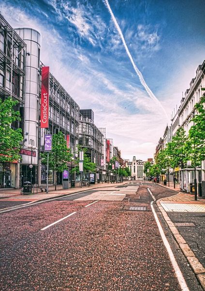 Menschenleere Straße im Mai 2020 in Belfast, Nordirland (gemeinfrei, K. Mitch Hodge)
