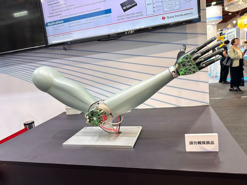 Terminator hat seinen Arm verloren (Bild: Vogel IT-Medien)