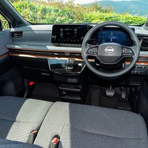 Im Innenraum sorgt das ausziehbare Solardach für eine Teilverschattung, was für weniger Hitzestau sorgen dürfte.(Bild:  Nissan)