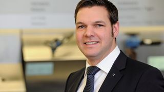 Johannes Wetzel, Vertriebsleiter des Geschäftsfeldes Elektrowerkzeuge bei Trumpf: „Beim Trutool TKF 2000 können Anwender ihren Qualitätsanspruch mithilfe unterschiedlicher Stoßstähle bedarfsgerecht erfüllen. Bild: Trumpf (Archiv: Vogel Business Media)