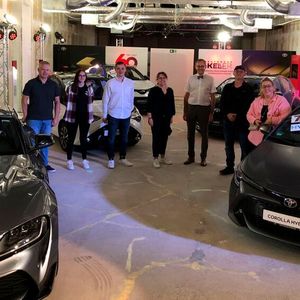 Im temporären Store beraten immer ein Verkäufer und ein Auszubildender die Kunden.(Bild:  Autohaus Keller)