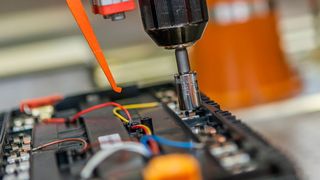 Demontage einer Batterie für Elektrofahrzeuge: An der Technischen Universität Braunschweig wurde eine Demonstrationsanlage zum Recycling von Lithium-Ionen-Batterien eingeweiht. (Bild: TU Braunschweig)