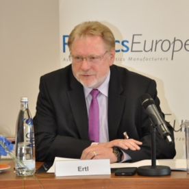 Dr. Josef Ertl, Geschäftsführer von Vinnolit und Vorsitzender Plasticseurope Deutschland, präsentierte in Leverkusen die Wirtschaftszahlen für die Kunststofferzeuger in Deutschland. Dr. Josef Ertl, Geschäftsführer von Vinnolit und Vorsitzender Plasticseurope Deutschland, präsentierte in Leverkusen die Wirtschaftszahlen für die Kunststofferzeuger in Deutschland.