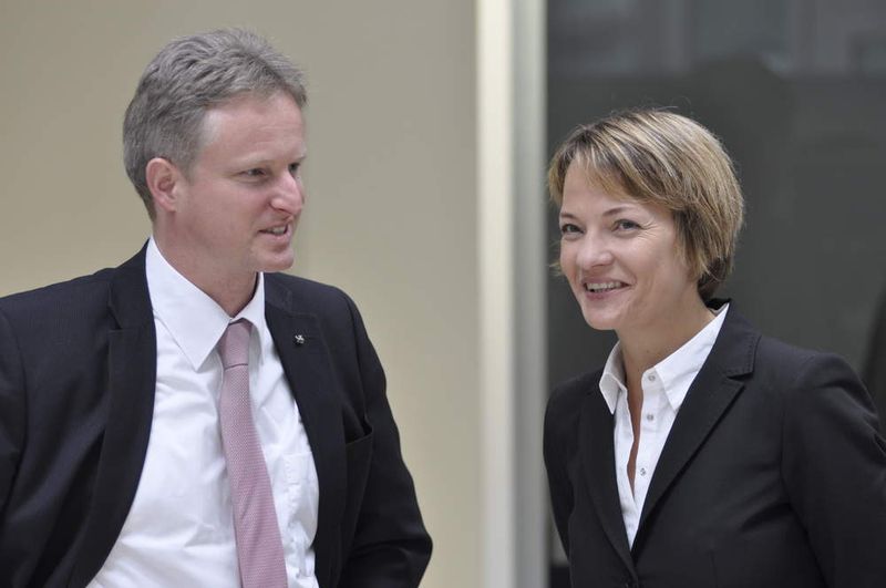 Ulrich zum Winkel (Peugeot Deutschland) im Gespräch mit Dr. Tina Emsländer (Archiv: Vogel Business Media)