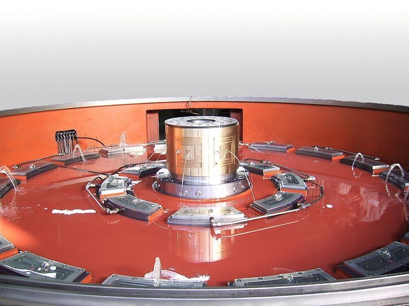 Bild 3: Einbaufertige Hydrostatikkomponenten für einen Rundtisch mit 5000 mm Durchmesser. Der maximale Tischdurchmesser für diese Komponenten kann bis zu 10000 mm betragen. Bild: Zollern (Archiv: Vogel Business Media)