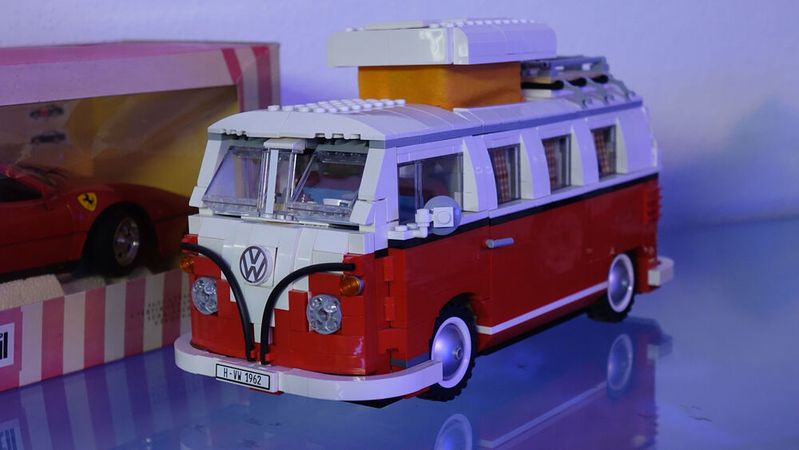 Dieser T1 Campingbus besteht aus 1.334 Klemmbausteinen.(Bild:  Schreiner/»kfz-betrieb«)