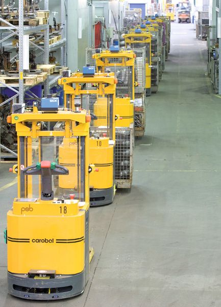 Insgesamt 26 als Gabelfahrzeuge ausgeführte FTF sind im Werk Neunkirchen von Eberspächer für den Transport von Gitterboxen und Rollpaletten eingesetzt. (Bild: PSB Intralogistics)