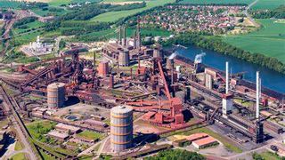 Die Salzgitter AG (hier aus der Luft gesehen) muss ihre Prognosezahlen nach unten korrigieren, wie gestern bekannt gemacht wurde. Lesen Sie hier, was das bedeutet und warum das so ist ... (Bild: K. Settlen)