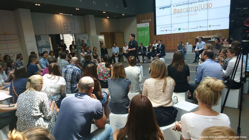 Basanta Thapa (Kompetenzzentrum Öffentliche IT) und Team Luftmenschen leiteten in den Gruppenarbeitsteil des Barcamps über (Wegweiser Media & Conferences GmbH/Sarah Kolberg)