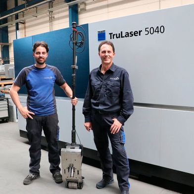 Von rechts: Thomas Hofele, Geschäftsführer der Hofele Blechbearbeitung GmbH, und sein Sohn, Industriemeister Chris Hofele, sind von der Zusammenarbeit mit Trumpf überzeugt. Beide einhellig: „Auch wenn wir als Schwaben gerne mal sparsam sind und Trumpf definitiv kein Billiganbieter ist, fühlen wir uns dort aufgrund einer ehrlichen und kompetenten Beratung immer gut aufgehoben.“ (Bild: Trumpf)